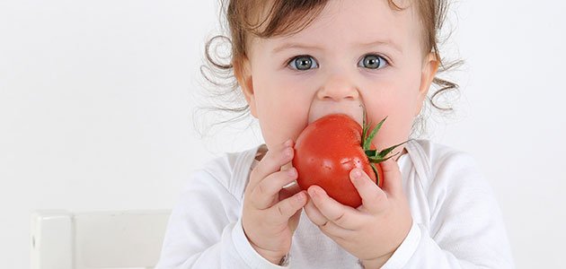 Menú de verano para niños con intolerancia a la lactosa Bebé come fruta