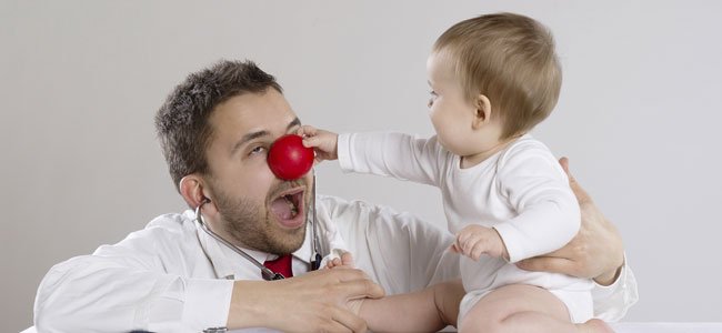 El día del niño hospitalizado Médico con bebé