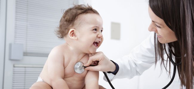 Cómo debe informar el pediatra al niño Pediatra con bebé