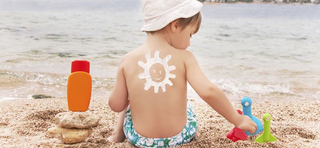 Bebé con crema de sol