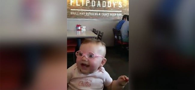 Bebé con gafas