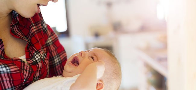 Obstrucción en el estómago del bebé Bebé llora