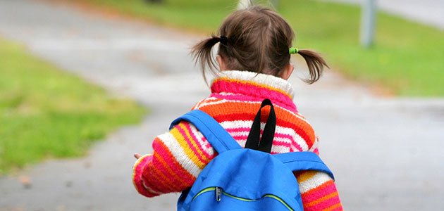 Niña con mochila gigante