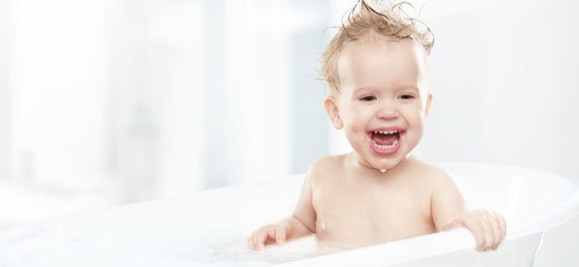 La higiene de los niños Bebé en el baño