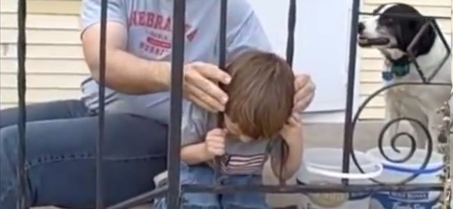 Cómo sacar la cabeza del niño de unos barrotes Niño con cabeza atrapada