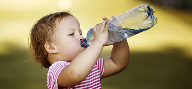 Cómo aliviar los síntomas de calor en los niños