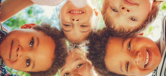 Niña rascándose la cabeza