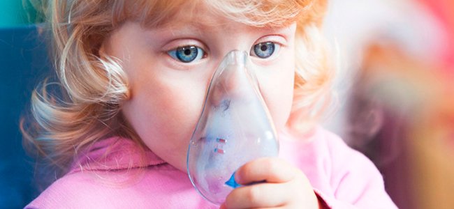 Niña con máscara para el asma