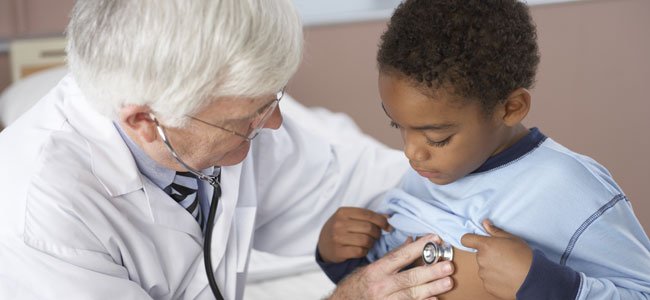 Piedras en el riñón de los niños Doctor con niño