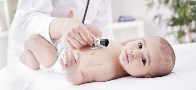 Cardiopatías hereditarias que afectan a  los niños Escuchan el corazón del bebé