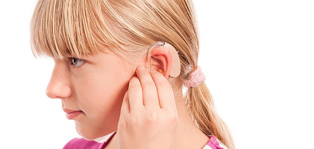 Niña con aparato en el oído