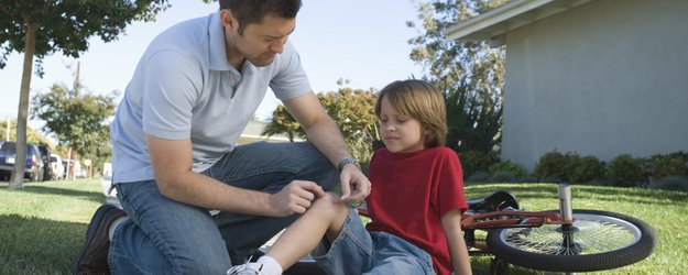 Cómo limpiar una herida a un niño. Cómo limpiar una herida a un niño.