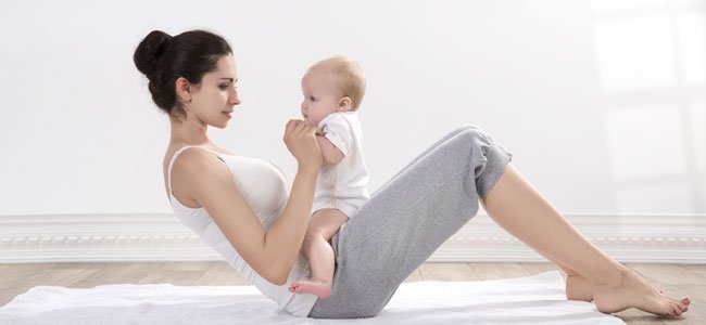 Madre con bebé hace ejercicio