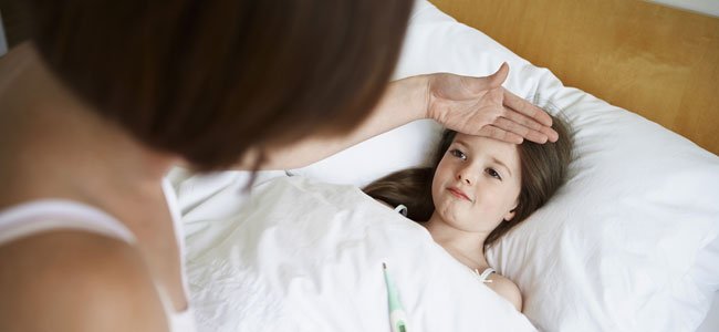 La gripe en niños y embarazadas Niña enferma con gripe
