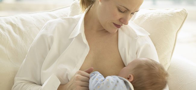 Reflexología para la lactancia materna Madre da de mamar