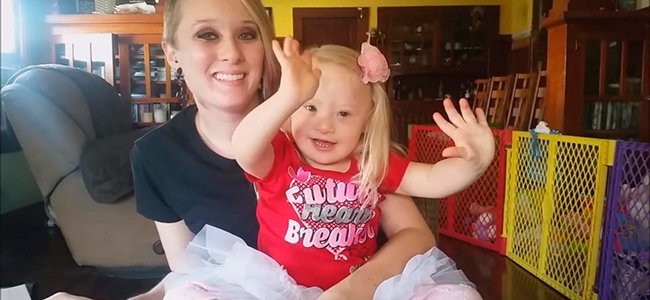 Madre subrogada se queda con la niña con Síndrome de Down Madre subrogada se queda con la niña con Síndrome de Down