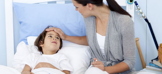 Madre cuidando de la salud del hijo