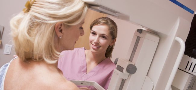 El cáncer de mama aumenta con la edad Mamografia a mujer mayor