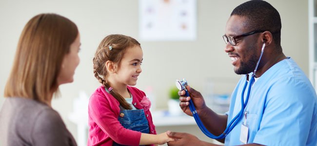 Médico con madre e hija