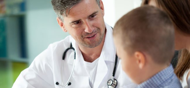 Consulta médica de un niño con enuresis