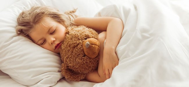 La apnea del sueño en niños Niño abraza osito