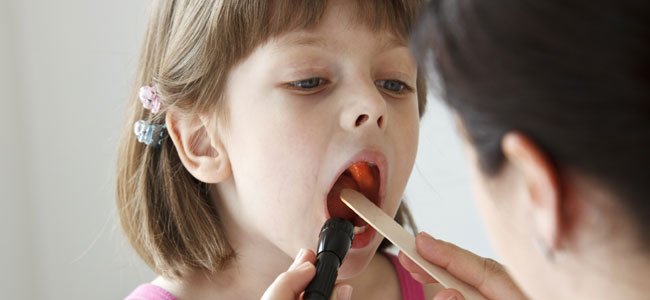El enterovirus y los niños Niña en el pediatra