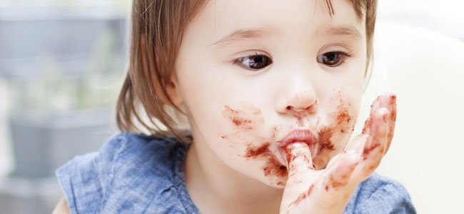 Niña come chocolate