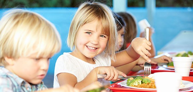 Niños comen en el comedor