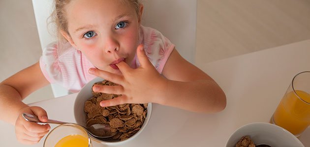 Niña desayuna