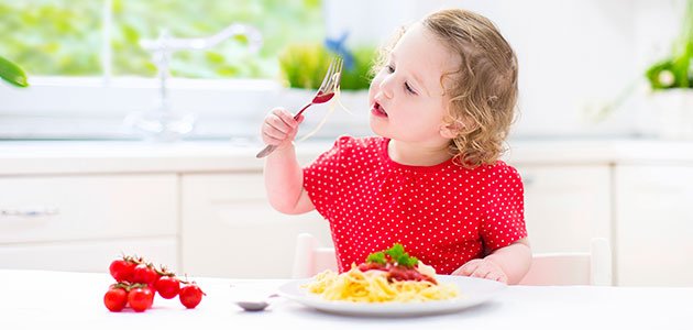 Menú de invierno para niños con intolerancia a la lactosa Niña come pasta