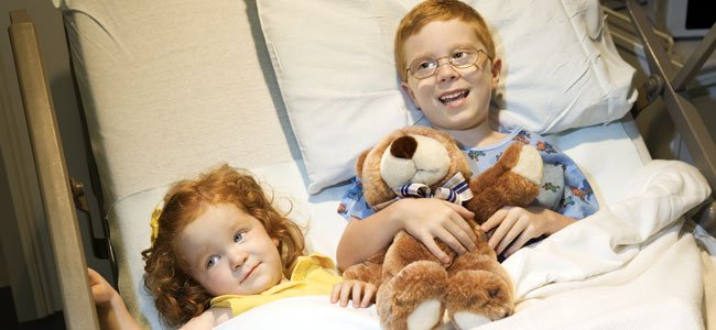 Niños con hermanos en el hospital NIña con hermano hospital
