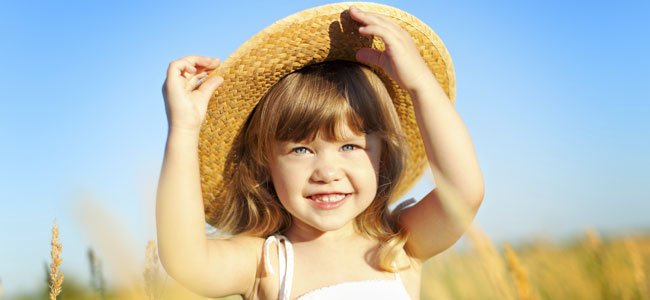 La insolación en los niños Niña con sombrero