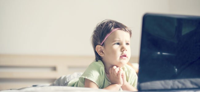 Niña mira ordenador