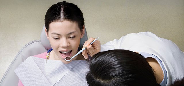Principales problemas en los dientes de los niños Niña en el dentista