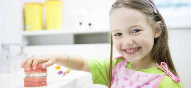 Niña con mandíbula en dentista