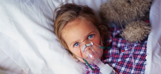 Niña con mascarilla