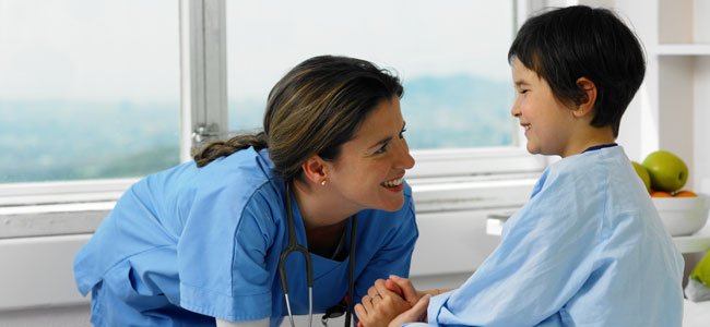 La diabetes Mellitus en niños Enfermera con niño en hospital