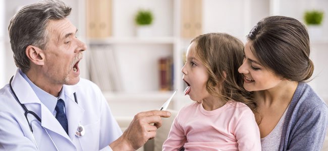 El meningococo en los niños Médico con niña
