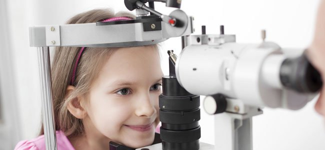 Niña en oftalmólogo