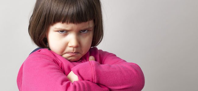El trastorno bipolar en los niños Niña enfadada