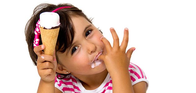 Los síntomas de la diabetes infantil Niña con helado