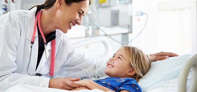 Doctora con niña en hospital