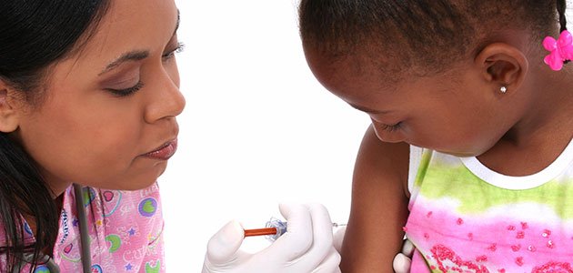 Nina-negra-inyeccion-diabetes