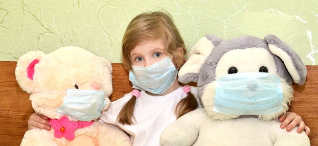 Cómo afecta la gripe a niños y embarazadas Niña enferma con mascarilla