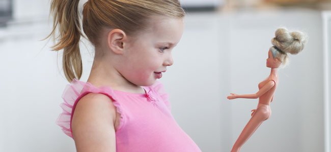 Niña mira barbie