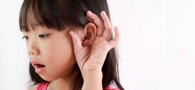 Cómo detectar pérdida auditiva en los niños Niña no oye bien