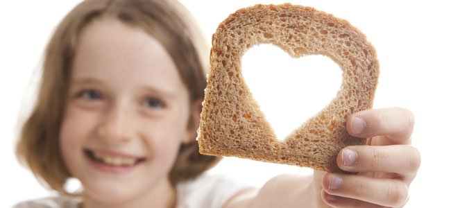 Sensibilidad al gluten no celiaca Niña con pan con corazón