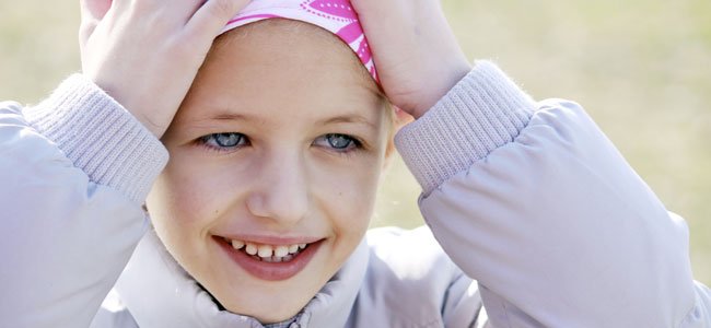 8 de cada 10 niños con cáncer superan la enfermedad Niña con pañuelo por cáncer