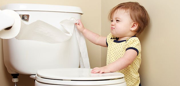 La encopresis infantil Niña con papel higiénico