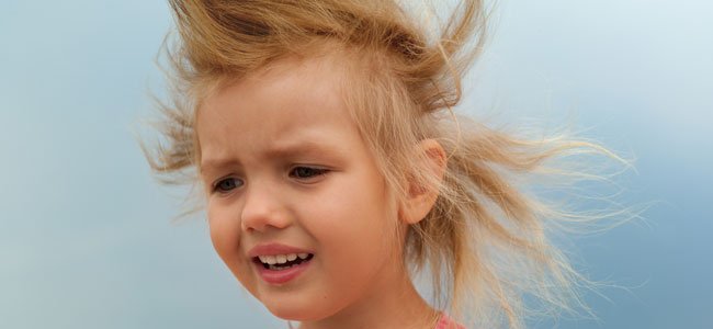 Niña con pelos despeinados por viento